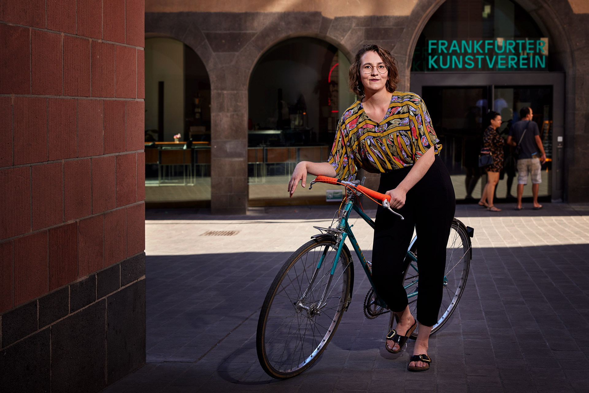 Deborah in der Frankfurter Altstadt auf ein Fahrrad gelehnt